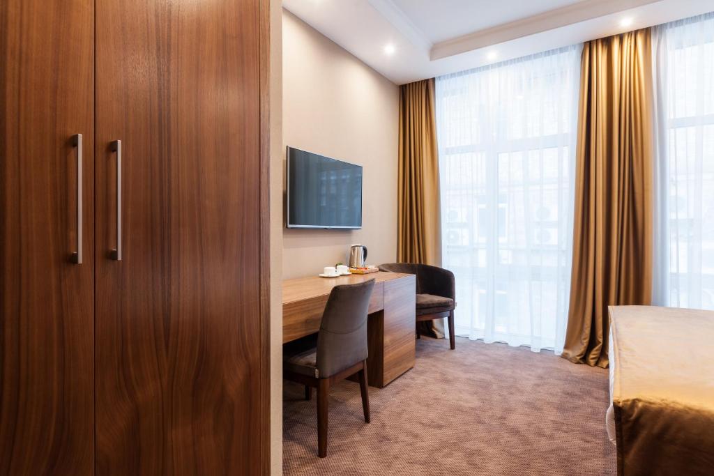 Postel nebo postele na pokoji v ubytování Crystal Hotel