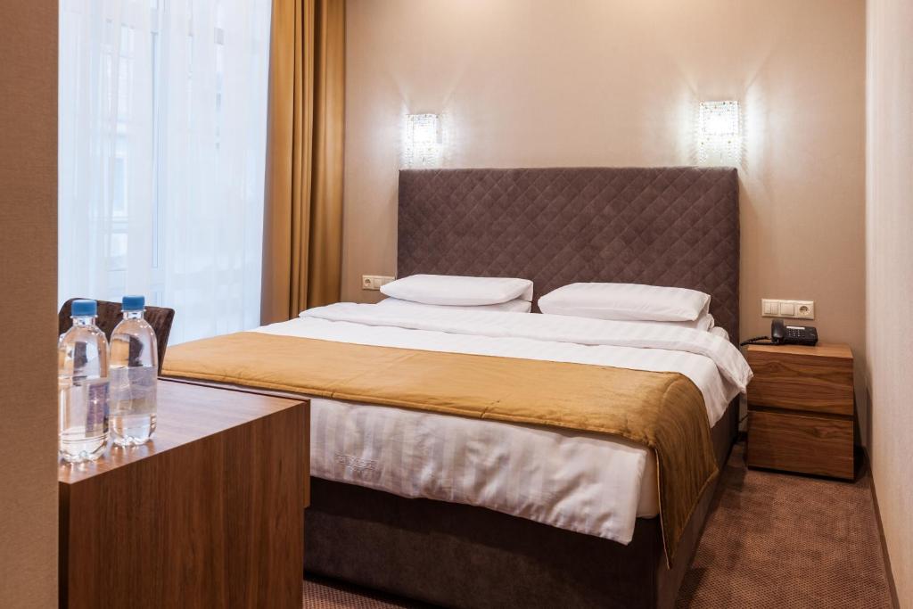 Postel nebo postele na pokoji v ubytování Crystal Hotel