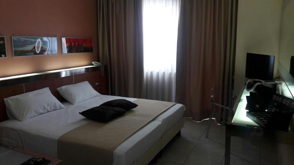 Łóżko lub łóżka w pokoju w obiekcie Hotel Artemide