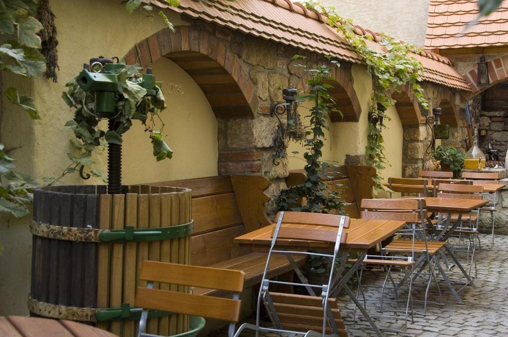 una fila de mesas y sillas en un restaurante en Hotel Schlossberg, en Meißen