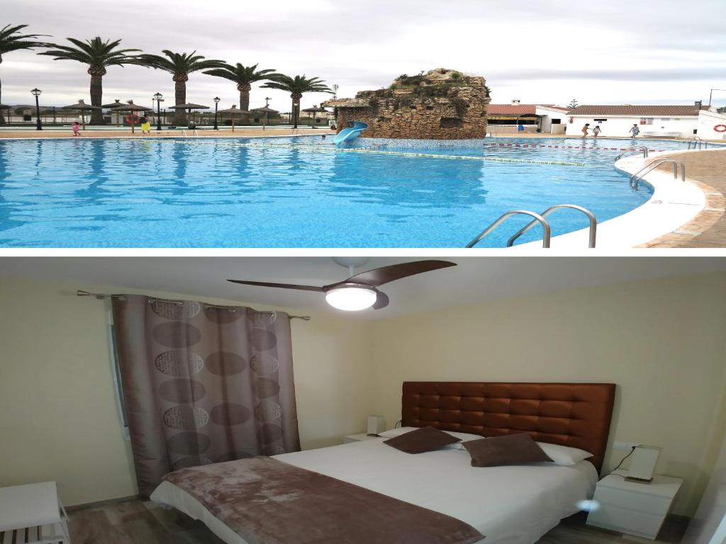 ein Hotelzimmer mit einem großen Pool in der Unterkunft Alojamientos Marel Abanicos in Peñíscola