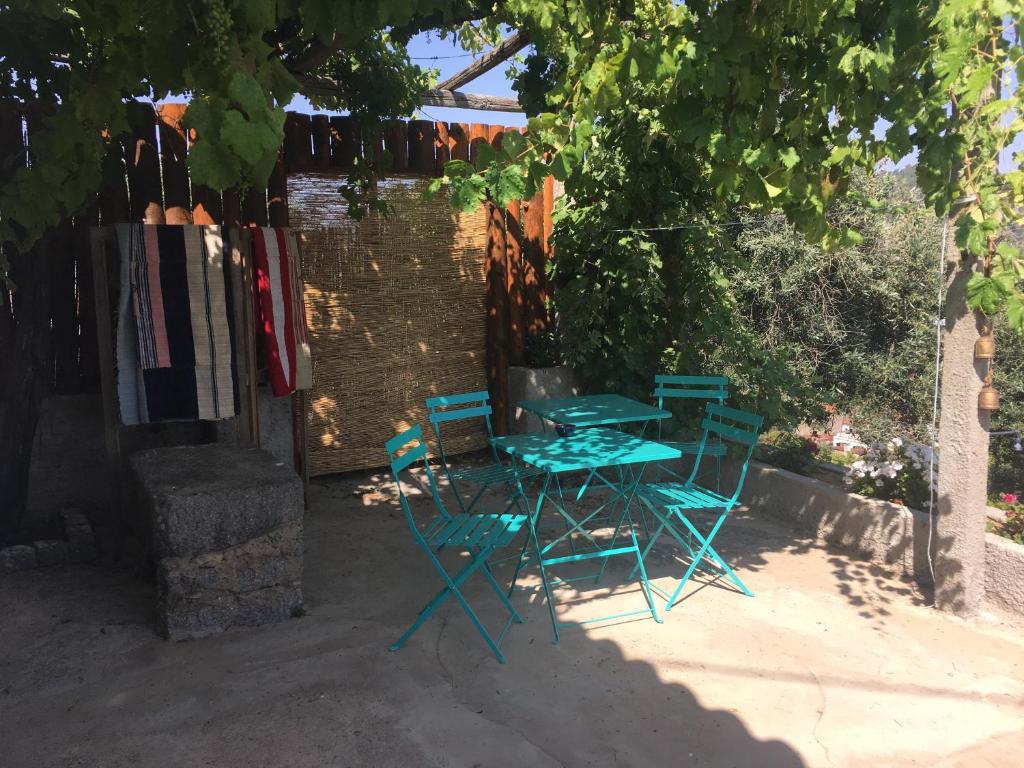 una mesa y sillas sentadas bajo un árbol en Casa da Nave en Monchique