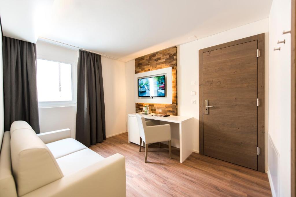 TV i/ili multimedijalni sistem u objektu Hotel Tilia