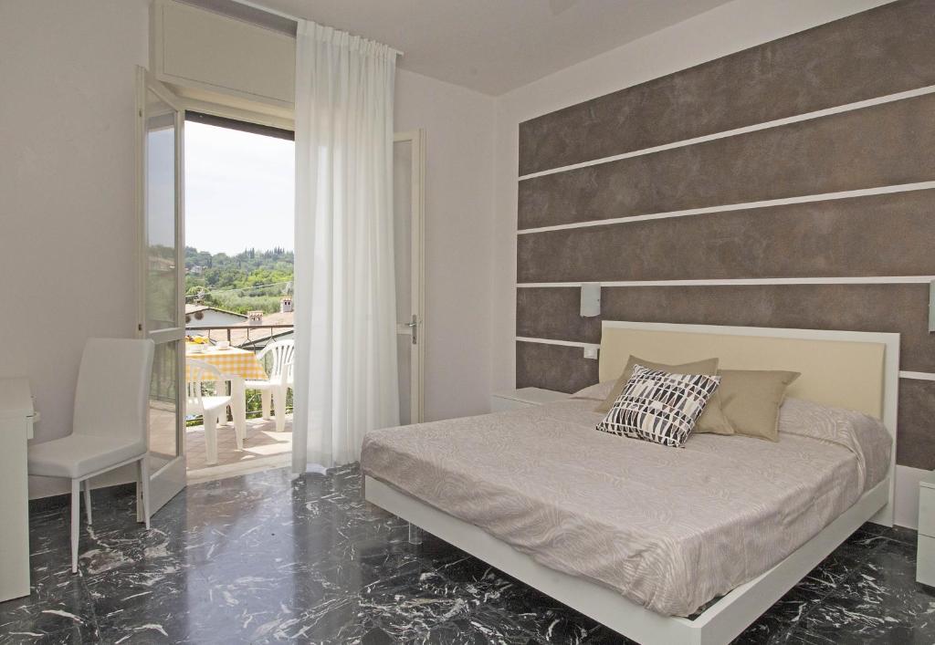 Appartamento San Felice vista lago tesisinde bir odada yatak veya yataklar