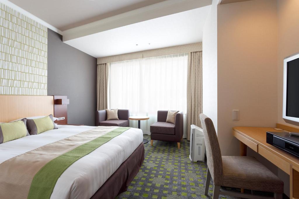 a hotel room with a bed and a television at Shibuya Excel Hotel Tokyu in Tokyo