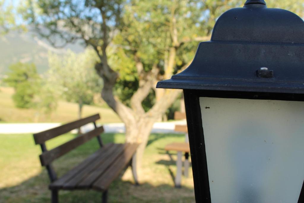 una luz de la calle junto a un banco en un parque en Agriturismo Borgo Umbro, en Costacciaro