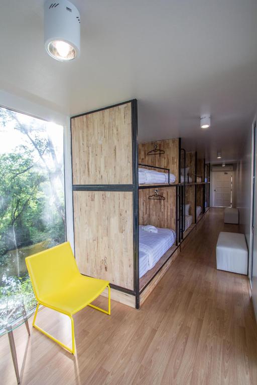 Postel nebo postele na pokoji v ubytování Ducati Bike Box Hotel