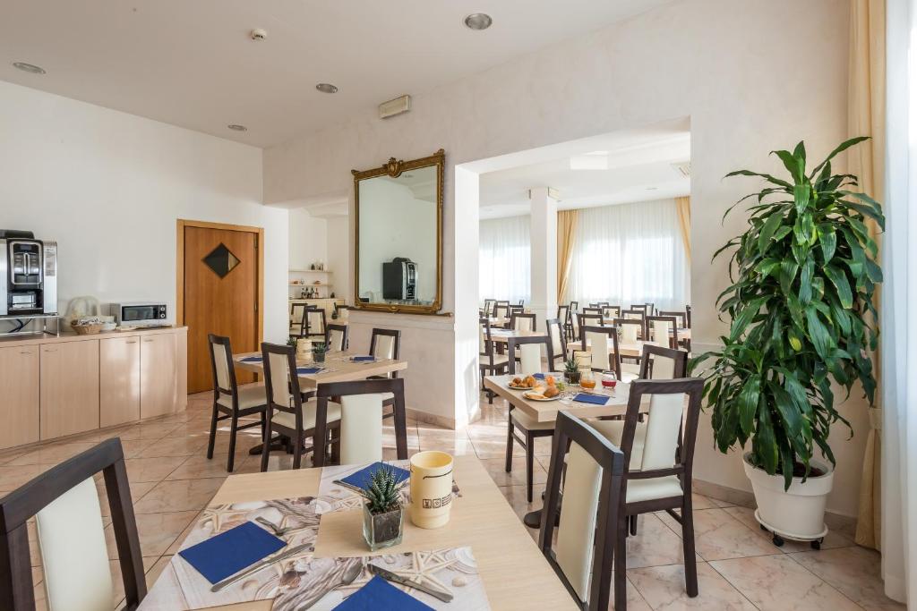 Restauracja lub miejsce do jedzenia w obiekcie Hotel Corinna