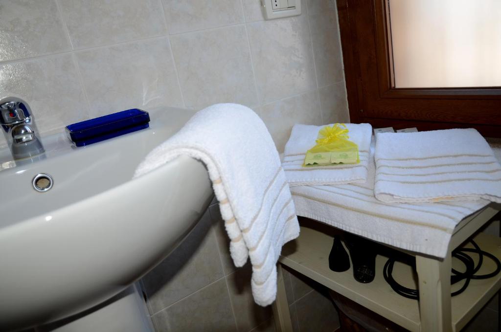Łóżko lub łóżka w pokoju w obiekcie 9 Muse Bed and Breakfast