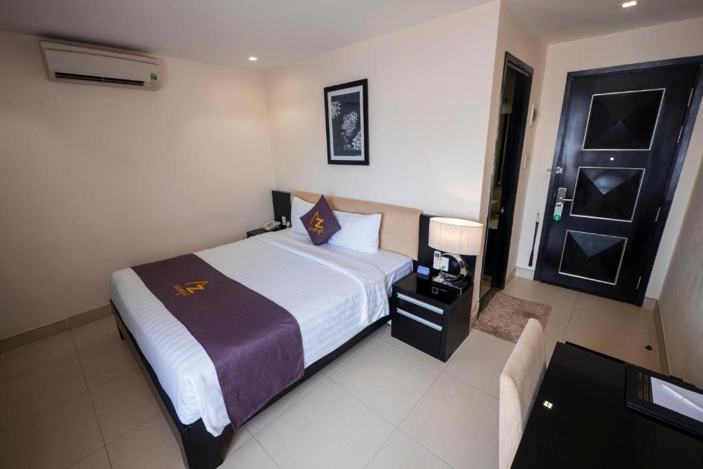 Postel nebo postele na pokoji v ubytování Azumaya Hotel Da Nang