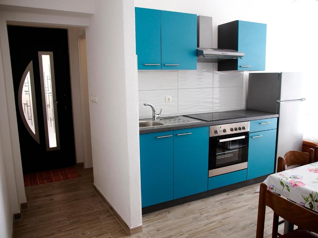 Kuchyň nebo kuchyňský kout v ubytování Apartments Pomalo
