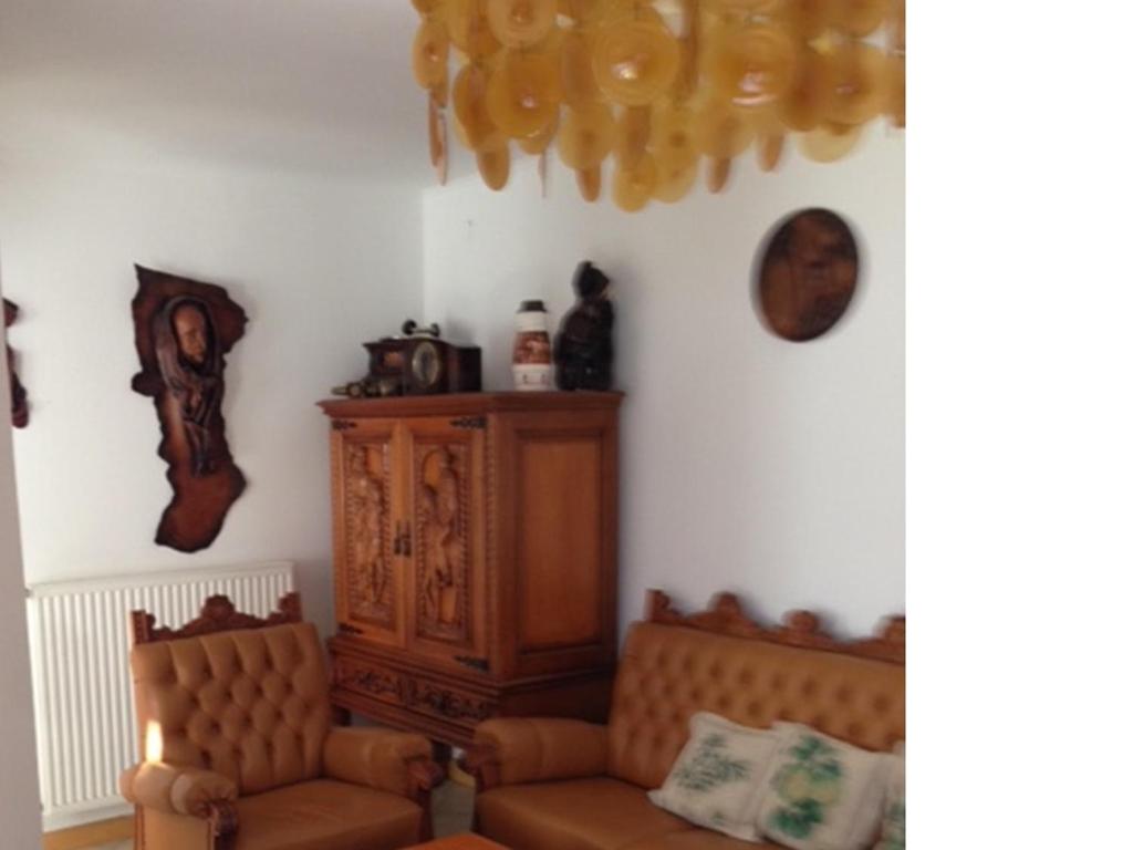 uma sala de estar com dois sofás e um armário em Leo Vendeghaz em Eger