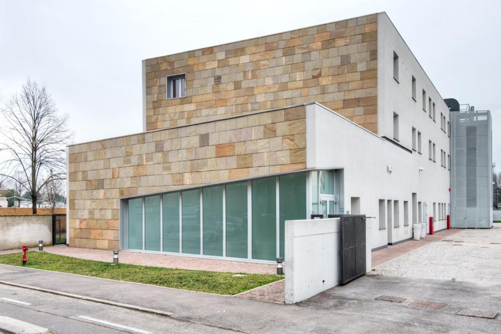 un bâtiment avec des portes en verre sur son côté dans l'établissement Casa Lucia Valentini Terrani, à Padoue