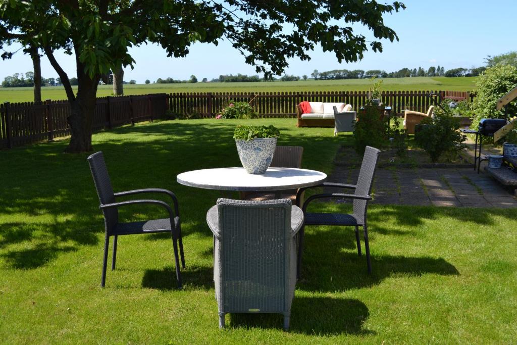 Zahrada ubytování Wiroth B&B Hannasvägen 41, Eget badrum, Aircondition