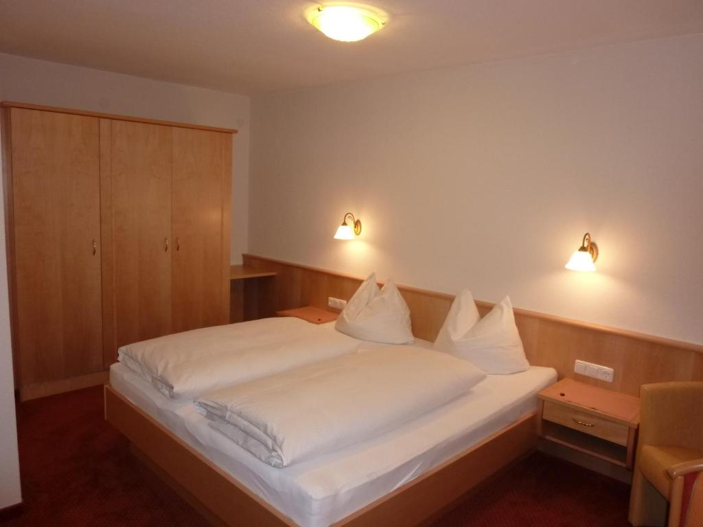 Postel nebo postele na pokoji v ubytování Hotel Garni Waldhof - Wohlfühlen am Lech