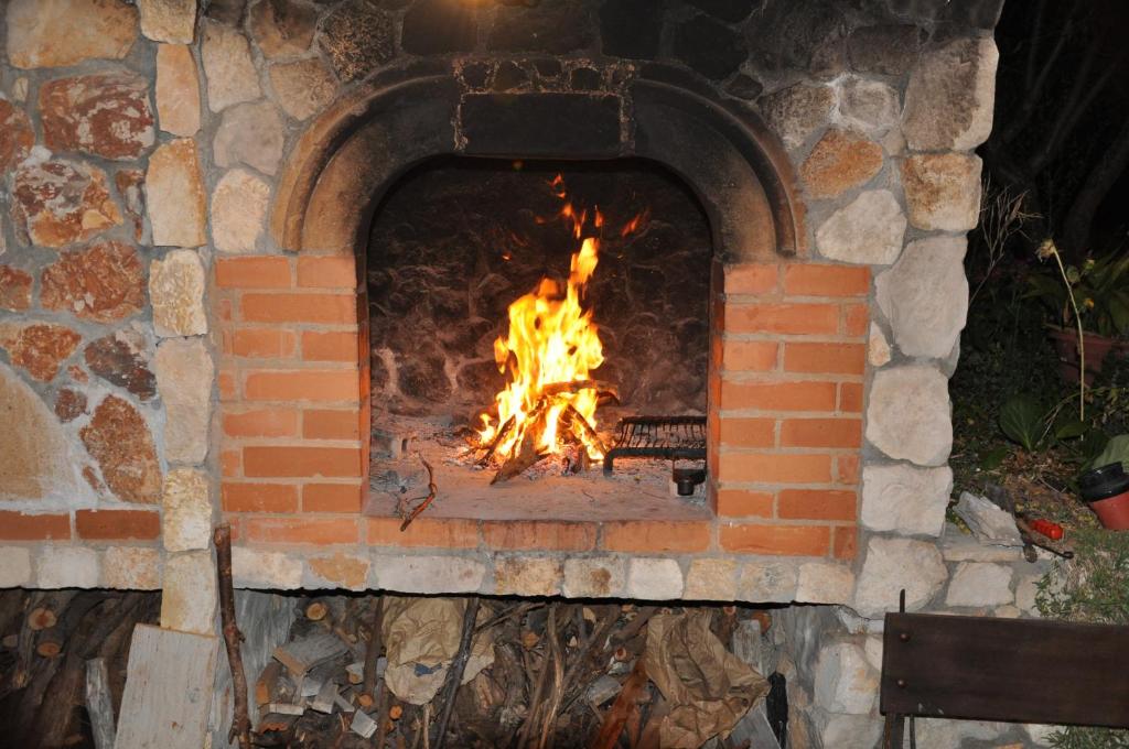piec ceglany z ogniem w obiekcie Apartment Stiniva w Hvarze