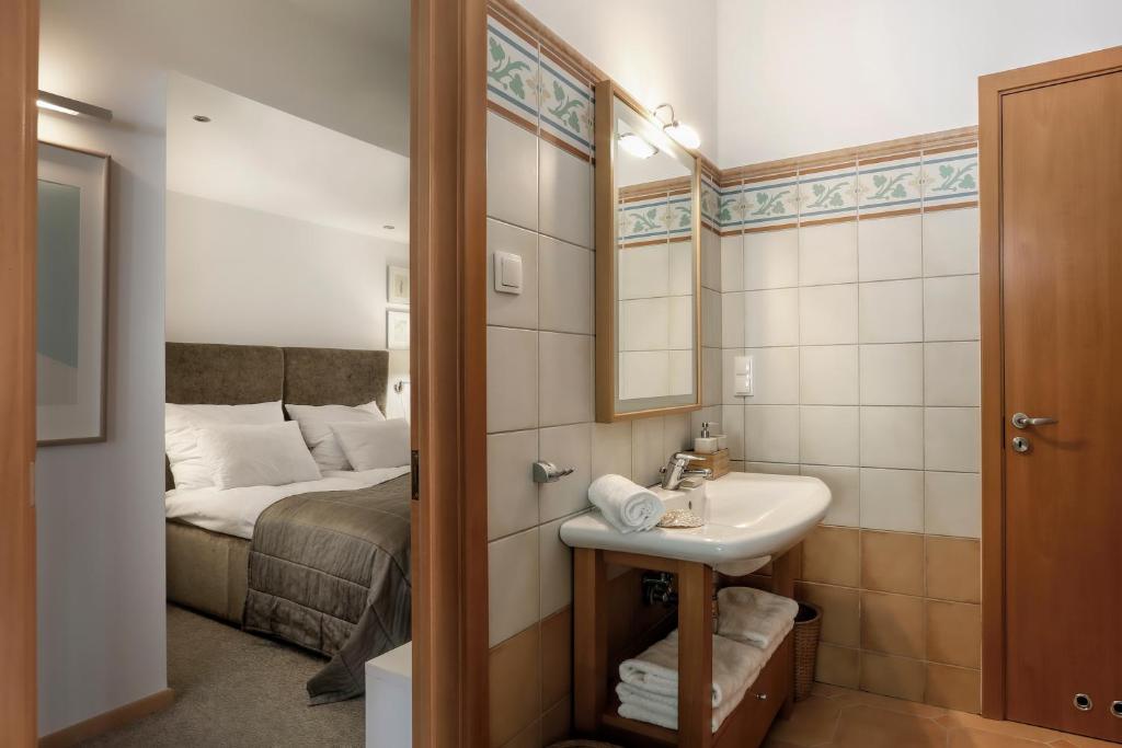 Posteľ alebo postele v izbe v ubytovaní VIU Secret Garden Apartment