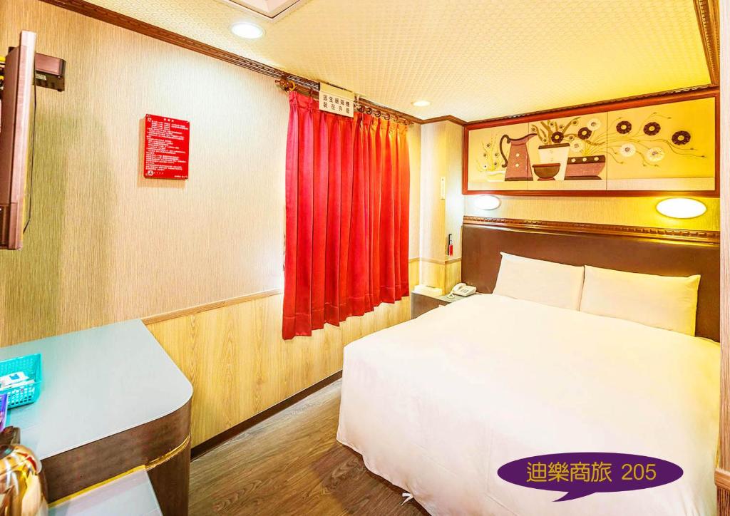 台北的住宿－迪樂商旅，卧室配有白色的床和红色窗帘