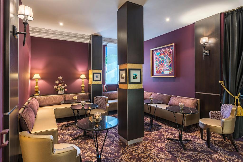 Coin salon dans l'établissement Hôtel Le Versailles
