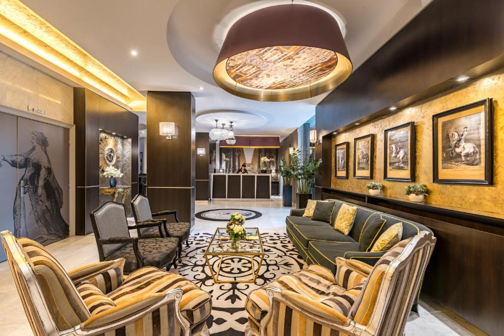 Coin salon dans l'établissement Hôtel Le Versailles