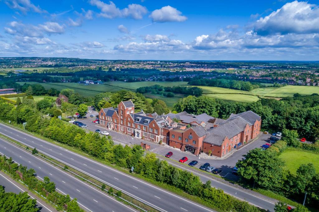 een luchtzicht op een gebouw en een weg bij Hogs Back Hotel & Spa in Farnham