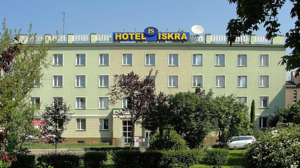un gran hotel con un cartel en la parte superior en Iskra, en Radom