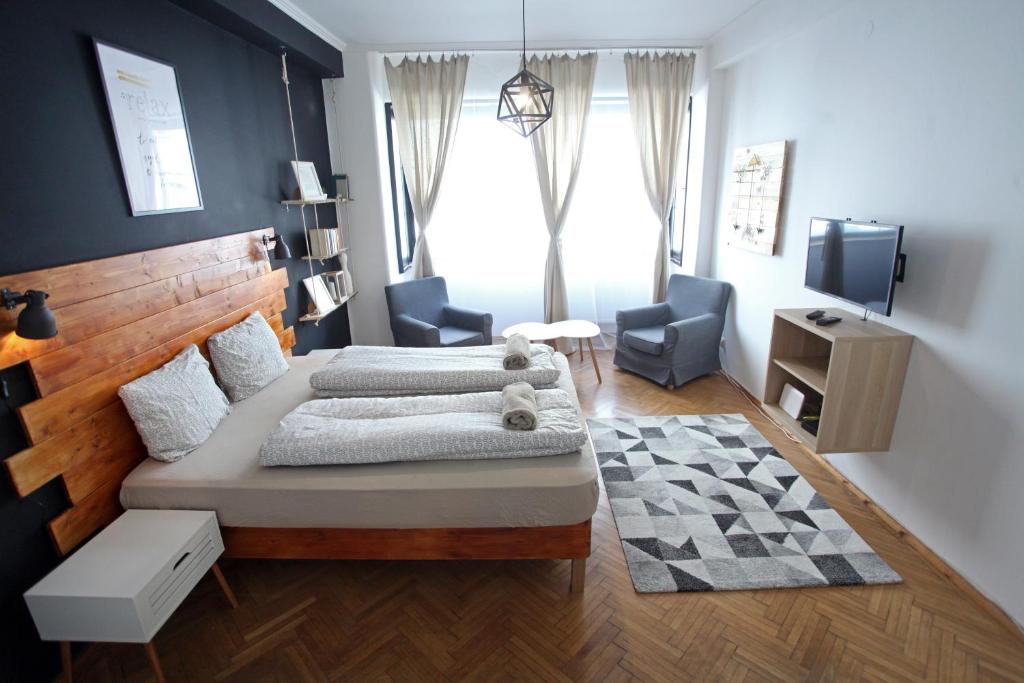 ブダペストにあるd.FIVE Inspire Apartment Budapestのベッドルーム(大型ベッド1台、テレビ付)