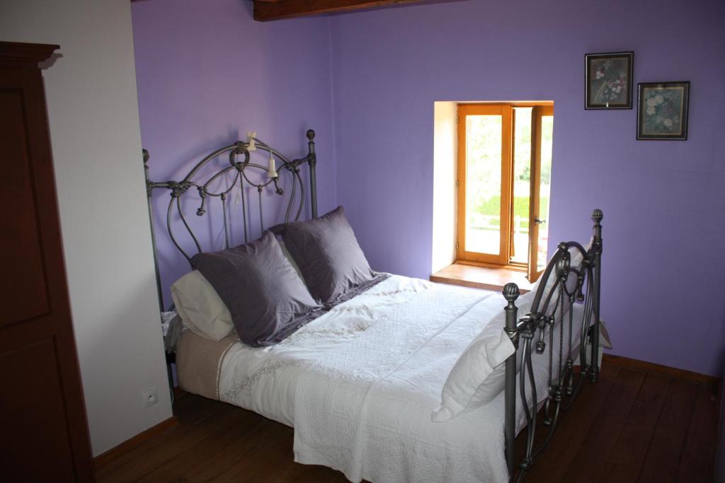 ヴィールにあるNormandy Nature Paradiseのベッドルーム1室(紫の壁のベッド1台、窓付)