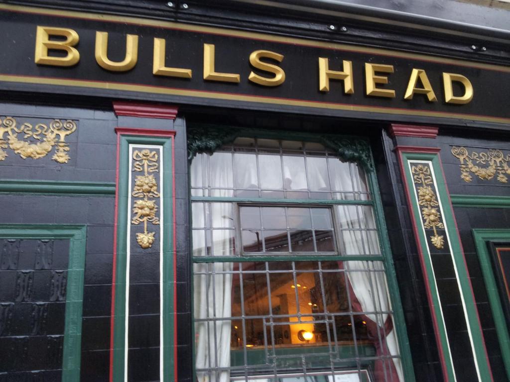 een gebouw met een bord dat rekeningen leest bij The Bulls Head Hotel in Manchester