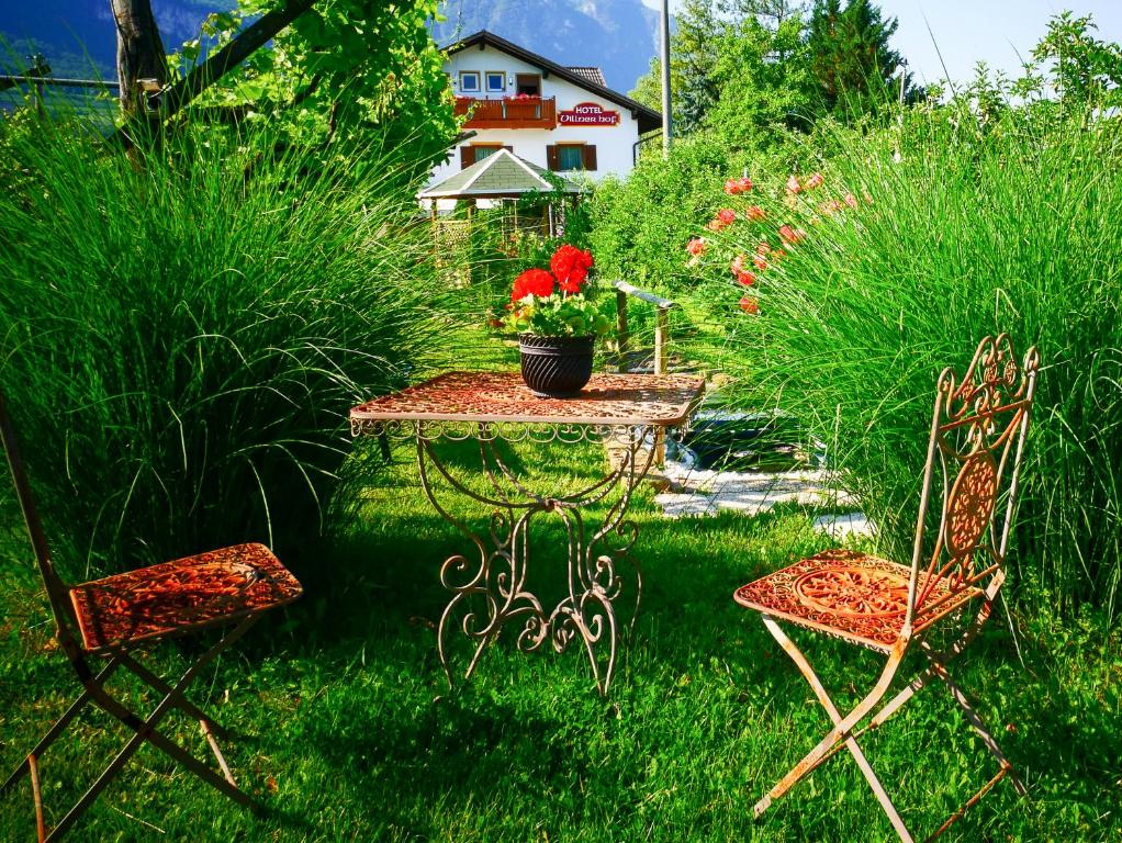 Ein Garten an der Unterkunft Hotel Villnerhof