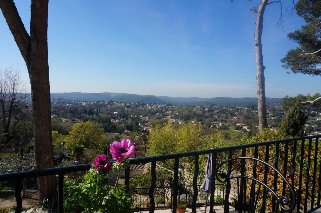 サン・ポール・ド・ヴァンスにあるVilla Mimosaの家のバルコニーから市街の景色を望めます。