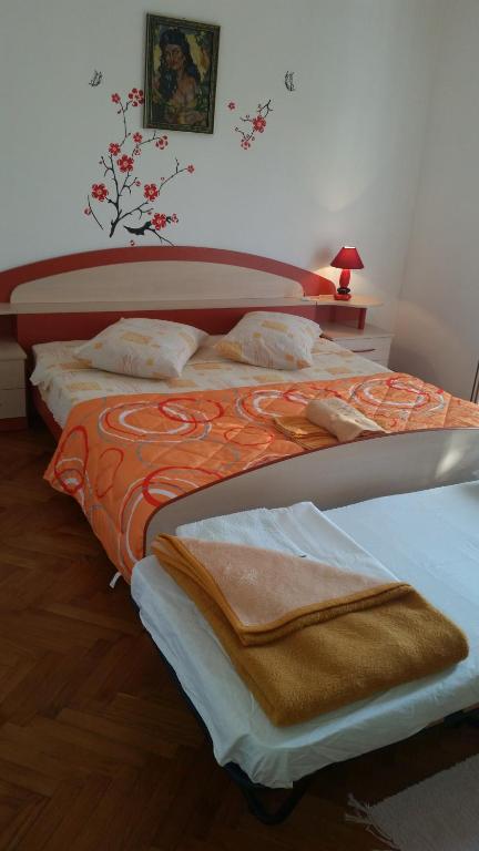 sypialnia z 2 łóżkami i ręcznikami w obiekcie Apartment Valeria w mieście Lopar