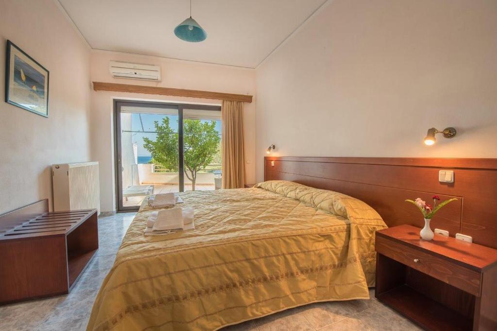 Postel nebo postele na pokoji v ubytování Blue Bay Hotel