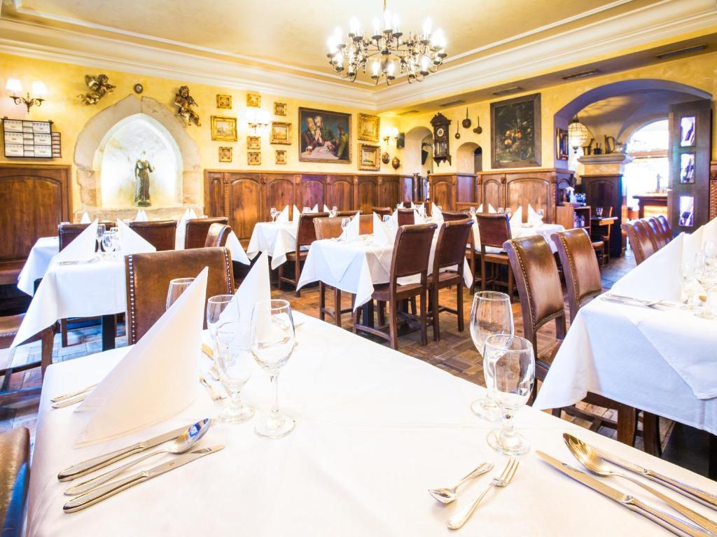 Hotel U Zlatého Stromu Prague by BHG - Resim 33