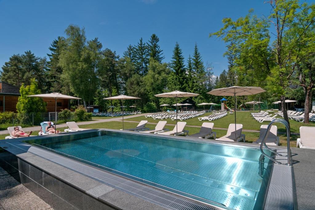 Bazén v ubytování Naturel Hoteldorf Seeleitn nebo v jeho okolí