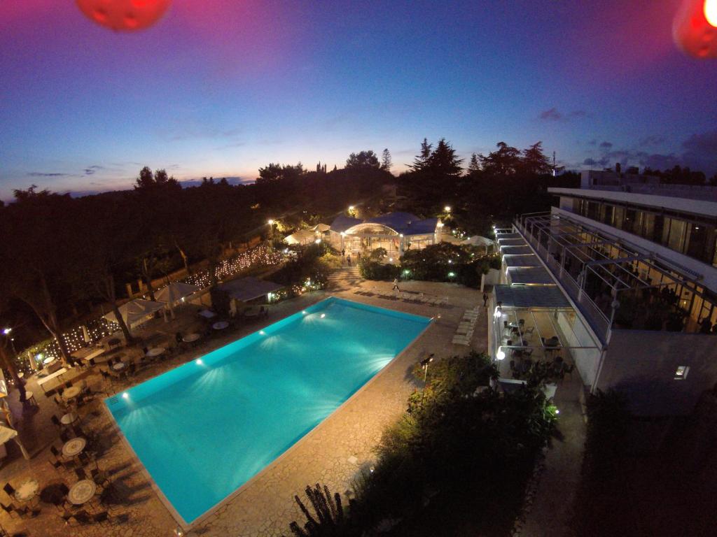 Bazén v ubytování Hotel Sierra Silvana nebo v jeho okolí