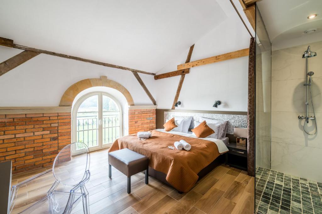 - une chambre avec un grand lit et une douche dans l'établissement Stary Folwark Machnice, à Machnice