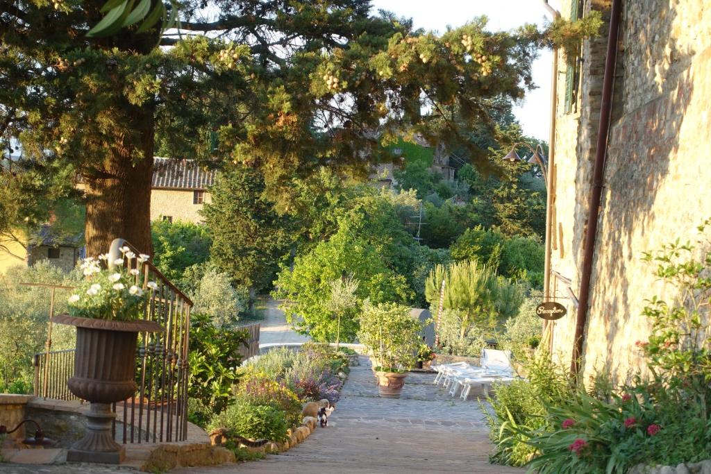 A garden outside Agriturismo La Villa Romita