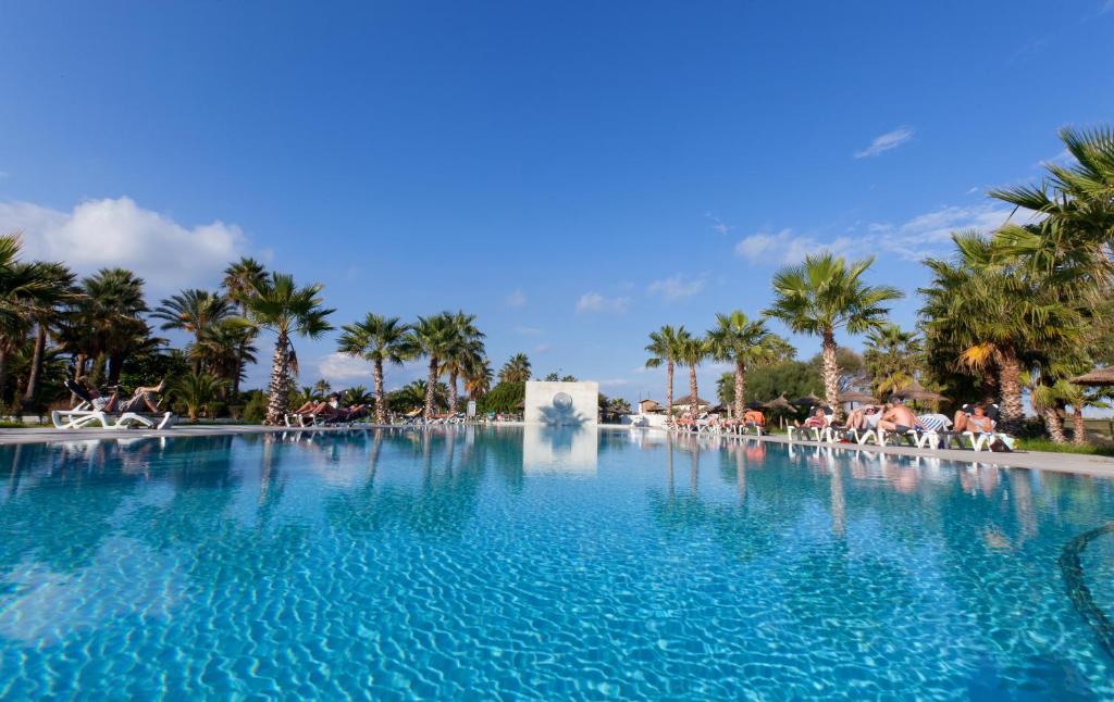 una grande piscina con fontana al centro di Seabel Alhambra Beach Golf & Spa a Port El Kantaoui