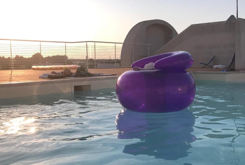 オートラントにあるResidence gli olmi otrantoの水中の紫筏