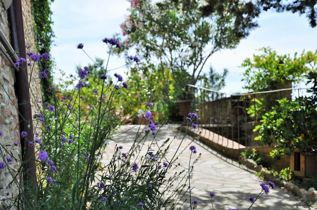A garden outside Agriturismo La Villa Romita
