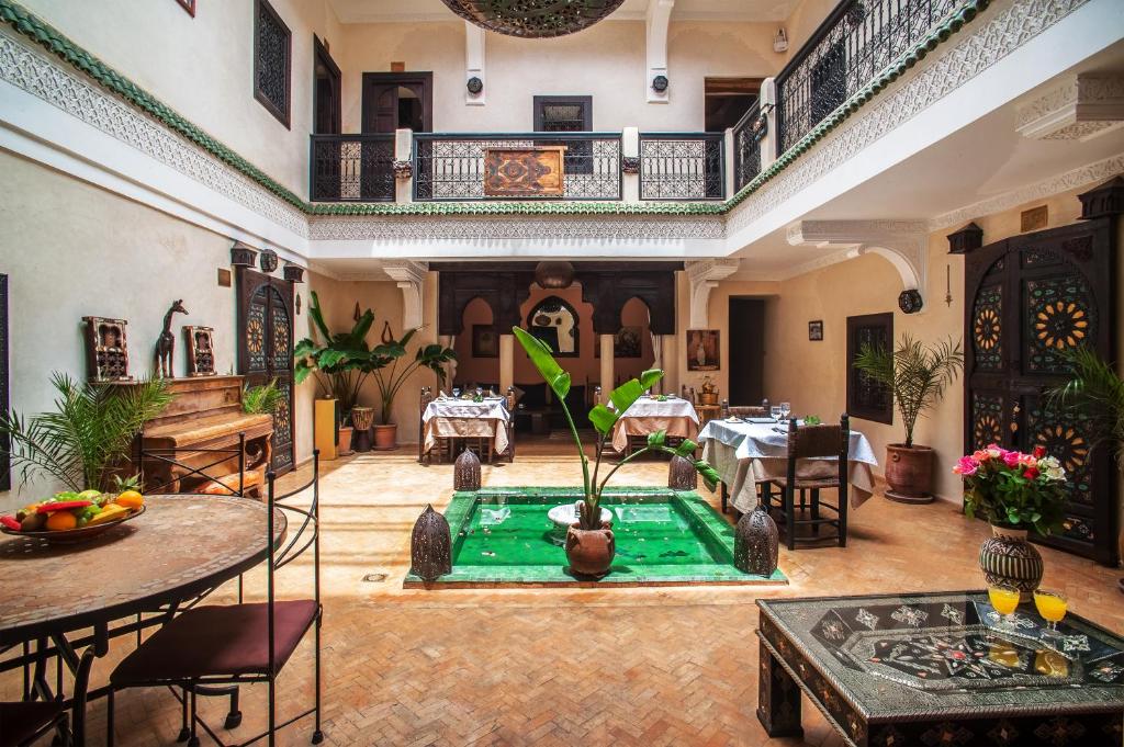 una sala de estar con una mesa de billar en el medio. en Riad Haraka en Marrakech
