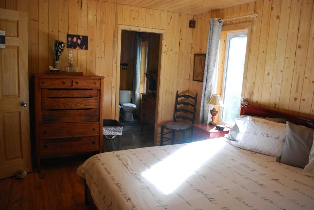 Postel nebo postele na pokoji v ubytování Auberge de la Rivière Matapédia - Matapédia River Lodge