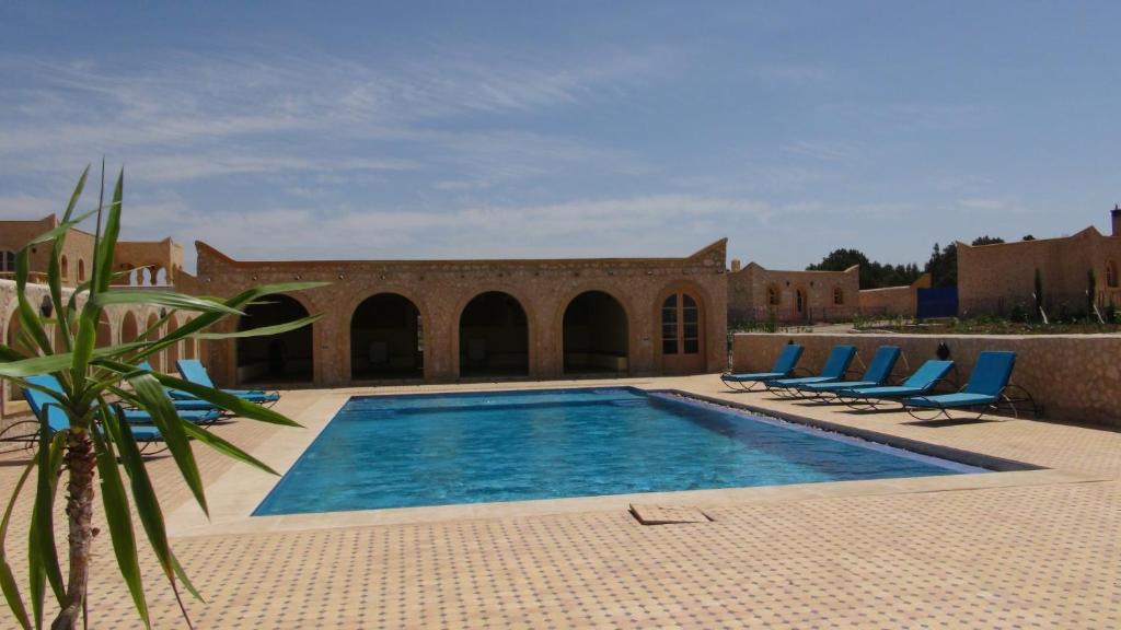 una piscina con tumbonas y una piscina en Villa Habibi, en Essaouira