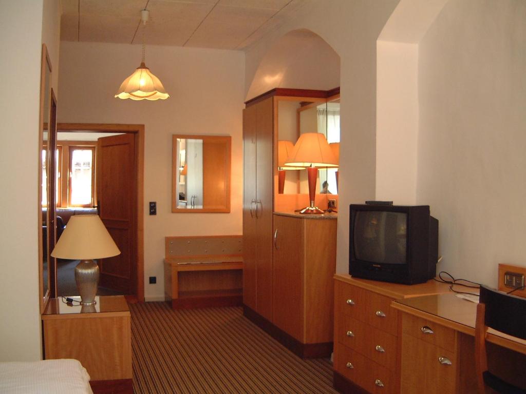 TV a/nebo společenská místnost v ubytování Hotel Restaurant Toscana Naumburg