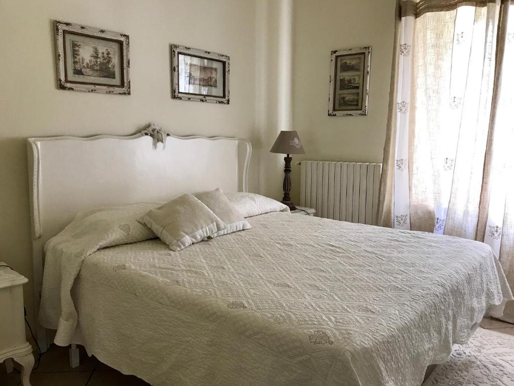 białe łóżko z dwoma poduszkami w sypialni w obiekcie Cascina Manu w mieście Rosignano Monferrato