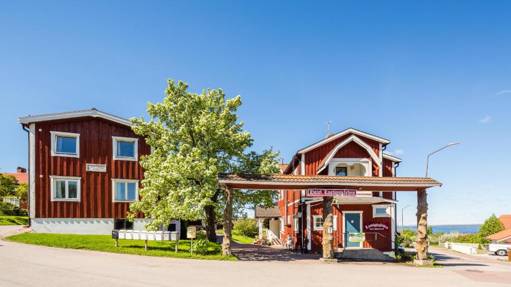 um posto de gasolina em frente a uma casa em Lustigsgården Boutique Hotel em Rättvik