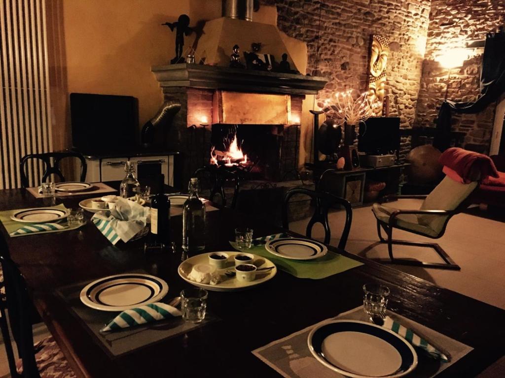 une salle à manger avec une table et une cheminée dans l'établissement CaStella B&B, à Monte Colombo