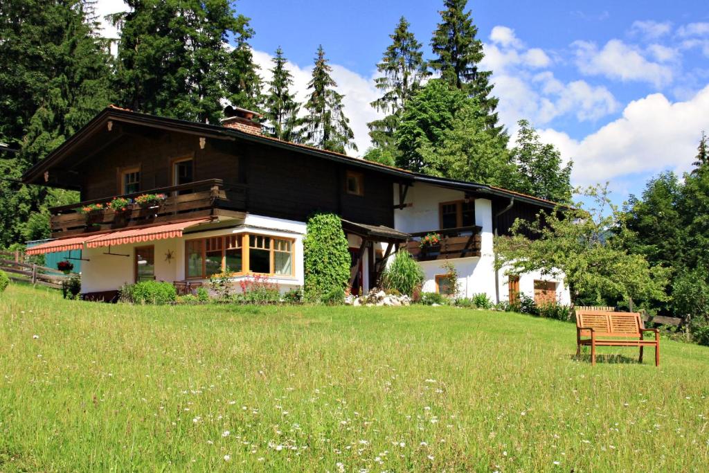una casa sentada en la cima de un campo verde en Haus Jakob, en Bischofswiesen