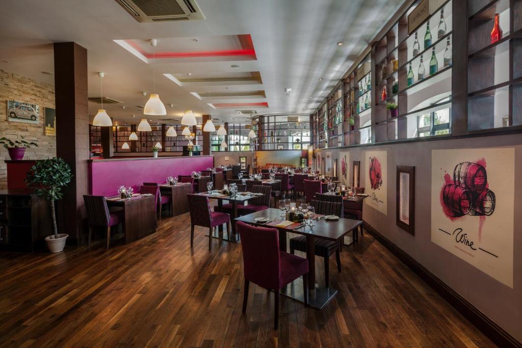 Restaurace v ubytování Westgrove Hotel